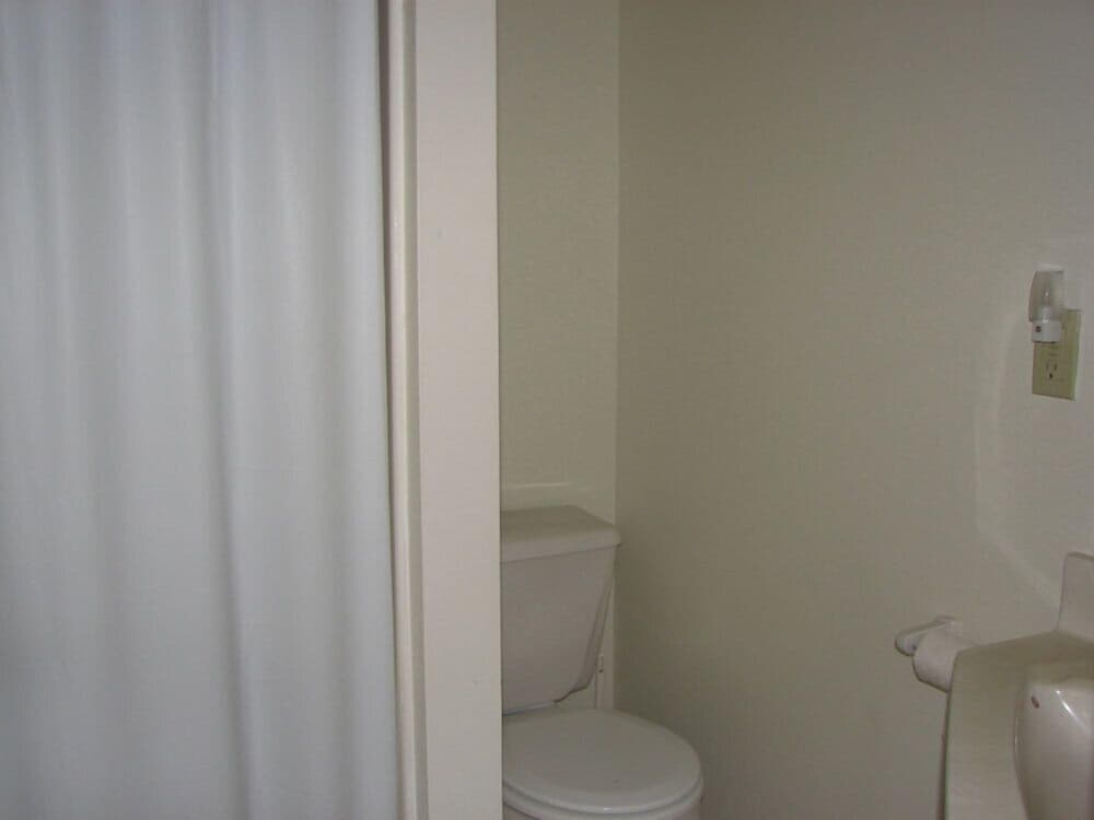 West Winds Motel & Cottages - photo 84