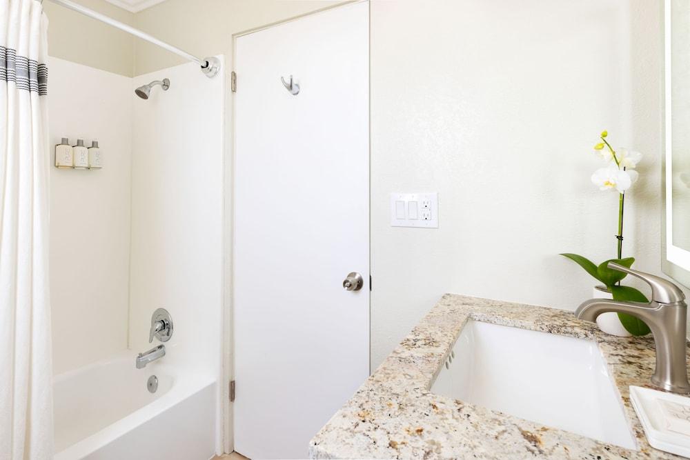 Pacific Edge Oceanfront Hotel - photo 18