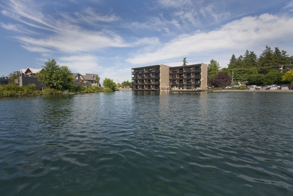 Lakeshore Inn - photo 33