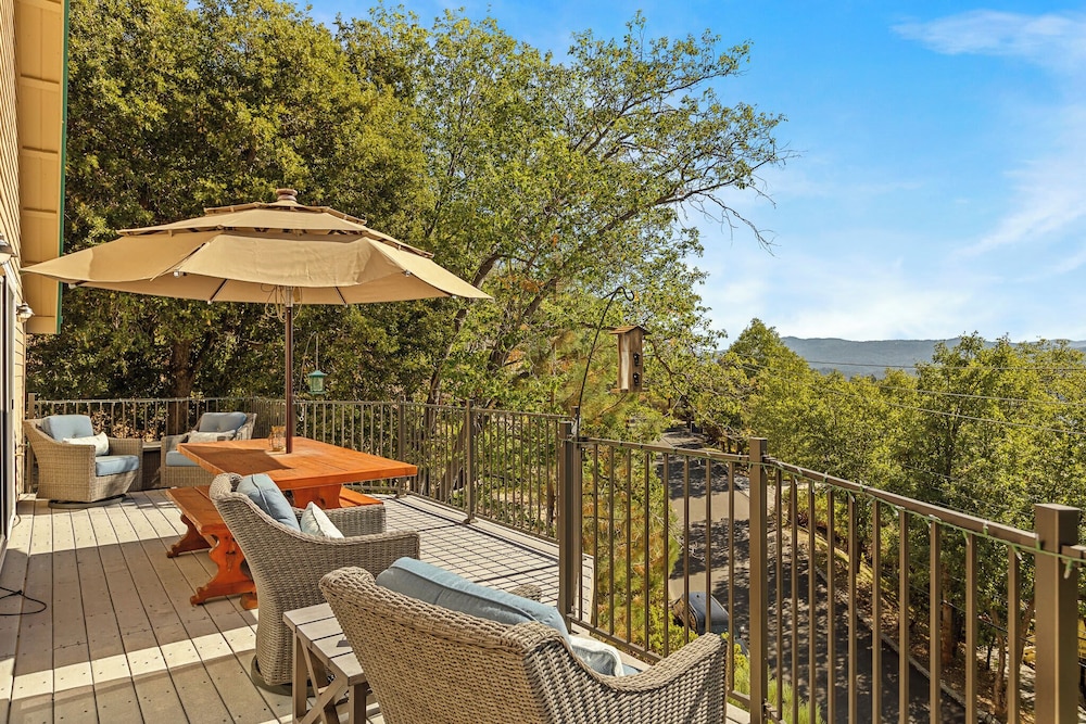 Bearfoot Lodge Near Hiking & Skiing — 4-Star Luxury Hotel in Lake Arrowhead, United States