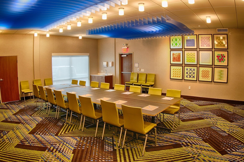 Holiday Inn Express and Suites Detroit Northwest Livonia - photo 14