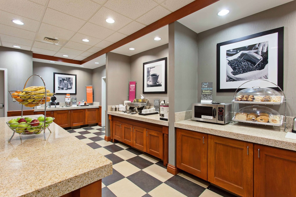Hampton Inn & Suites Clovis Airport North - photo 21