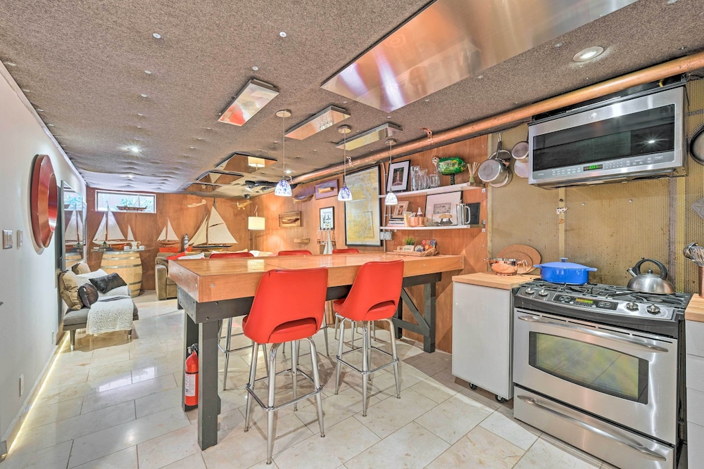 Edmonds Apartment with Private Wine Cellar — 4-Star Luxury Hotel in Edmonds, United States