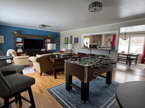 THE HUB 3BD 2BA Entire House Newly Remodeled 1980s Board Game Vibe beside Letchworth State Park & near SUNY Geneseo — 4-Star Luxury Hotel in Mount Morris, United States