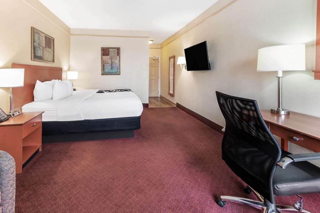 La Quinta Inn & Suites by Wyndham Hobbs - photo 13