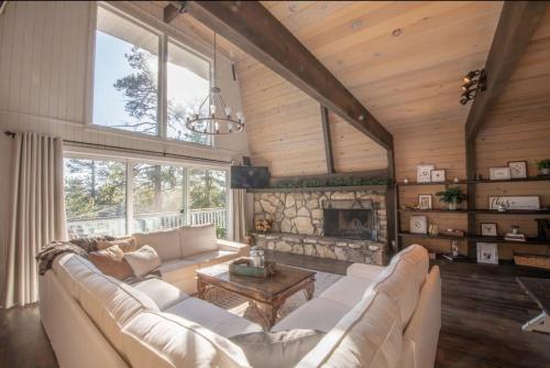 Big Bear Gambrel by Big Bear Vacations Hot Tub Pool Table Games Central Moonridge in Big Bear Lake, United States