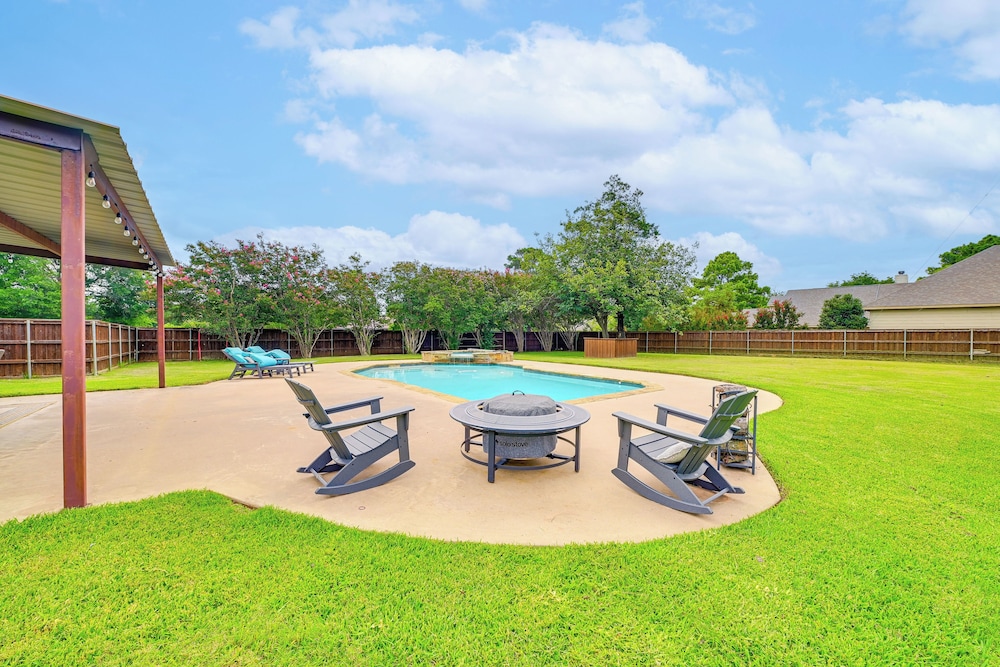 Fire Pit Sauna: Spacious Lake Texoma Retreat — hotel in Denison