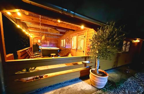 Mediterranean style chalet with jacuzzi and garden near Amsterdam — 4-Star Luxury Hotel in Vijfhuizen, Netherlands