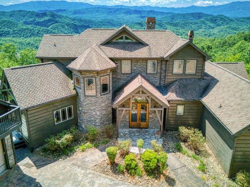 The King Of The Mountain 6617 Sq Ft sleeps 22 amazing mountain views Private Indoor Pool — 4-Star Luxury Hotel in Sevierville, United States
