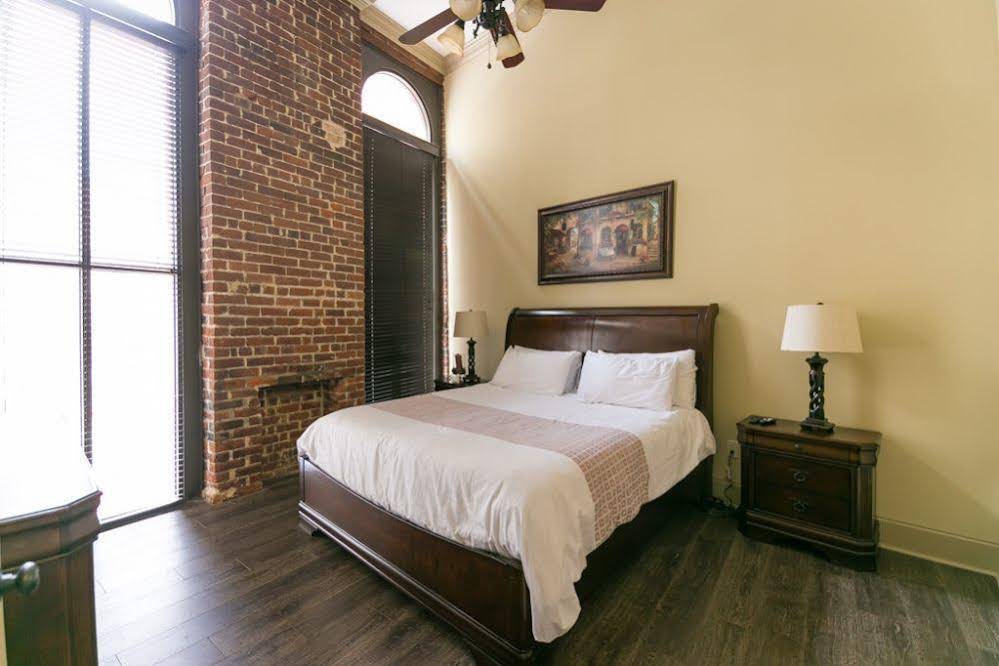 Hosteeva Baronne Street Suites - photo 12