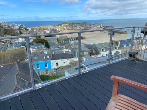 THE PENTHOUSE Top Floor Apartment with Bay Views Large Balcony & Onsite Parking — 4-Star Luxury Hotel in St Ives, United Kingdom