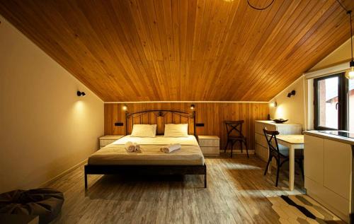 Top Location Cozy Wooden Ceiling Apt by Wehost