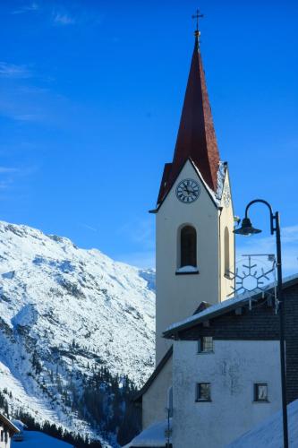 Alpenappartement Bergkönig — 4-Star Luxury Hotel in Warth, Austria