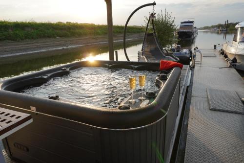 Hafen Oase 2 Hausboote 2 Whirlpool 1 Sauna Wellness — Leverkusen