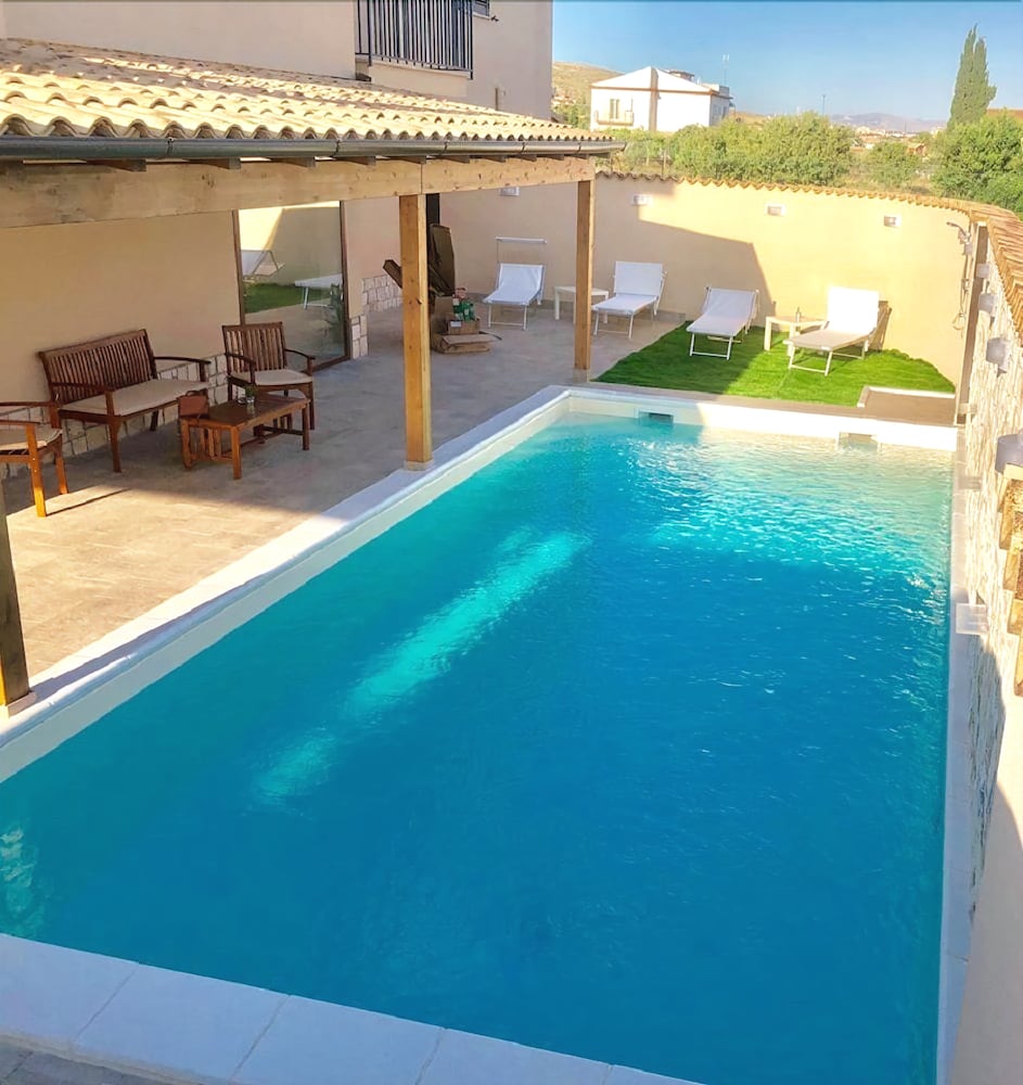 B&b A Due Passi Dal Sole — 4-Star Luxury Hotel in Porto Empedocle, Italy
