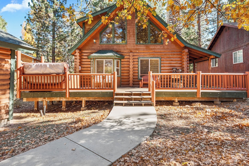 Papa Bear's Hideout Dream Getaway with Hot Tub and Game Room — 4-Star Luxury Hotel in Big Bear Lake, United States