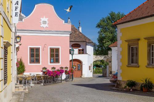 unser rosa Haus für Sie — 4-Star Luxury Hotel in Rust, Austria