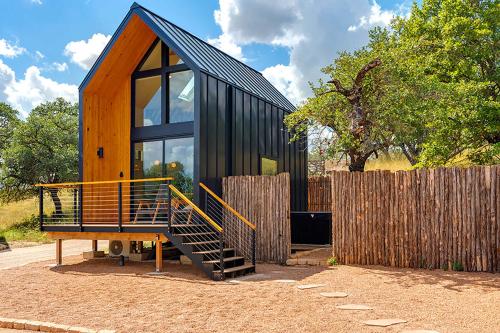 The Hillside at Meridian Hot tub & Firepit in Fredericksburg, United States