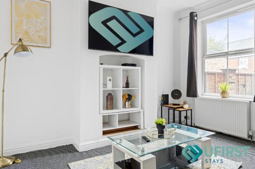 Bright 4 BR Home Forest Fields City Centre Free Parking WiFi Close to Forest Rec Sleeps 8 — 4-Star Luxury Hotel in Nottingham, United Kingdom