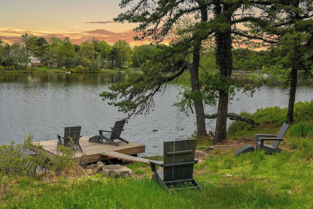 Inn the Poconos by Avantstay Private Lake Access Enclosed Hot Tub — hotel in Emerald Lakes