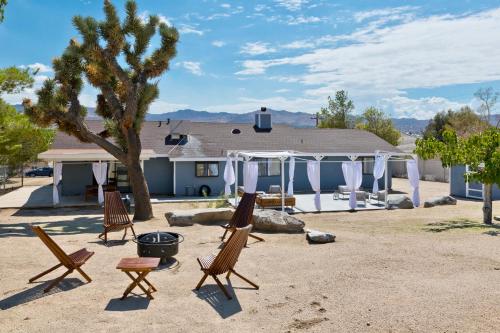 Desert Dream Oasis Spa Cabana Firepit Disney and Hulu — 4-Star Luxury Hotel in Yucca Valley, United States