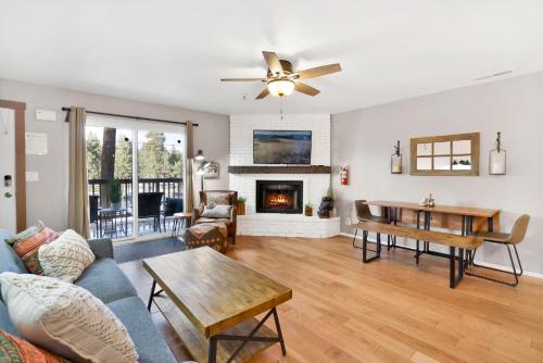 Brownie’s Den Modern Cozy Central Resort Condo — Big Bear Lake — photo 2