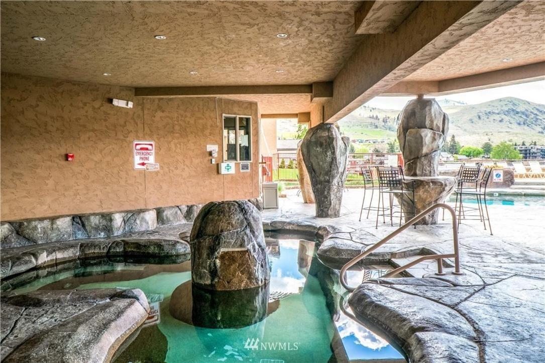 Grandview Lake Chelan Waterfront View Pool Hot Tub Golf 1 Min To Downtown - photo 12