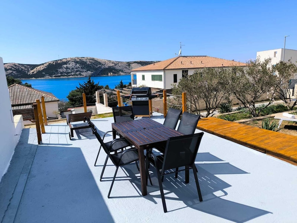 Holiday Home Jan — 4-Star Luxury Hotel in Novalja, Croatia
