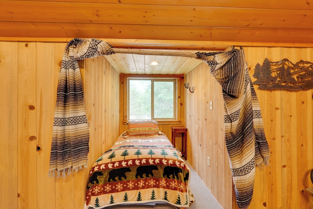 Pet Friendly House with Deck Near Crater Lake — 4-Star Luxury Hotel in Chiloquin, United States