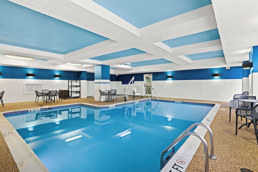 Hampton Inn & Suites Canton - photo 21
