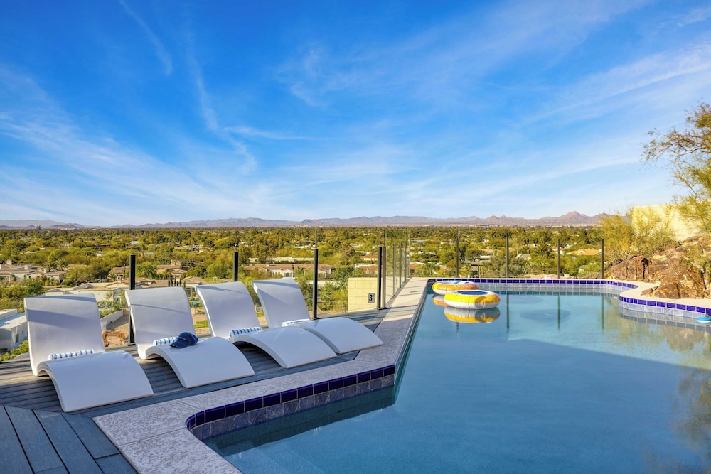Panoramic Views Private Pool Patio Lounge w Firepit Royal Palm by Avantstay in Paradise Valley, United States