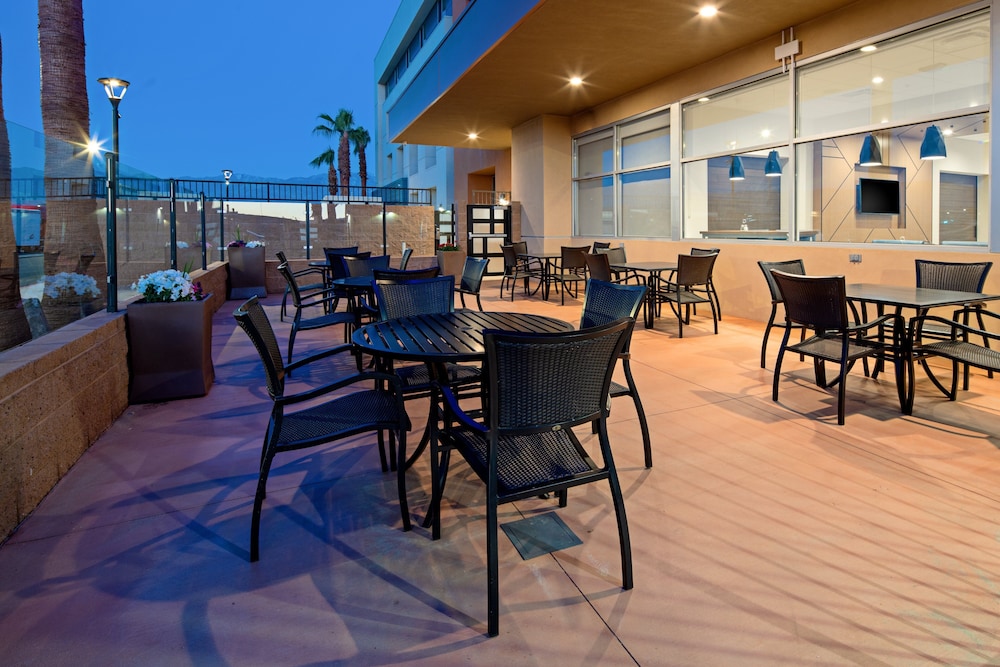 Holiday Inn Express & Suites Palm Desert Millennium by IHG - photo 26