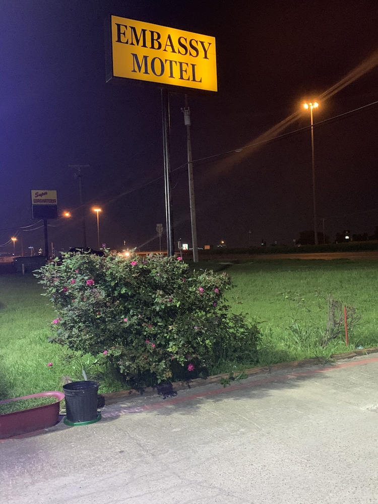 Embassy motel - photo 15