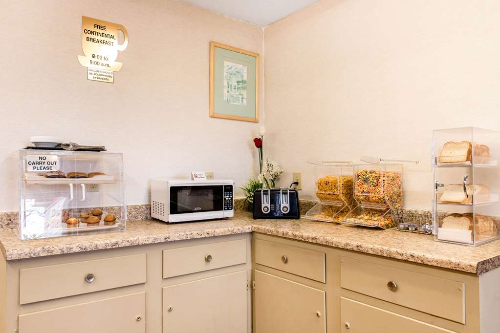 Econo Lodge Holland Toledo - photo 35