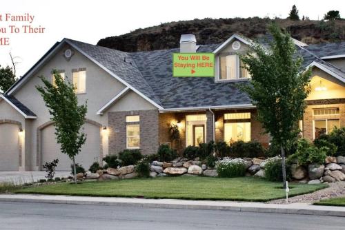 LV5 Upper Floor Suite — 4-Star Luxury Hotel in Laverkin, United States