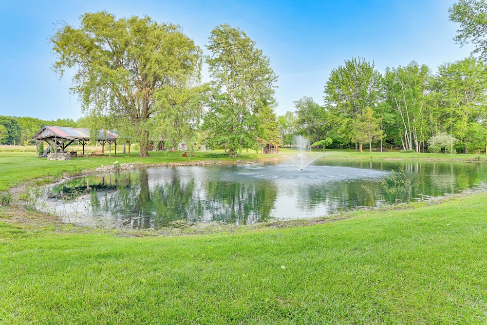 5 acre Kingston Getaway: Pond Peacocks & Fire Pit in Kingston, United States