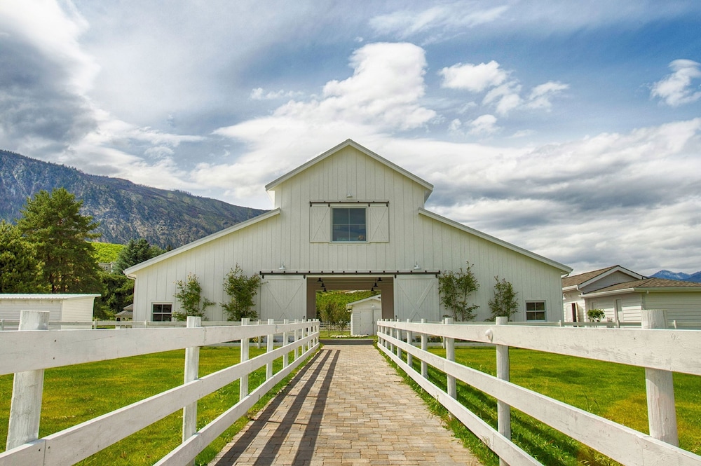 Harmony Meadows Resort - carbon neutral hotel in Manson