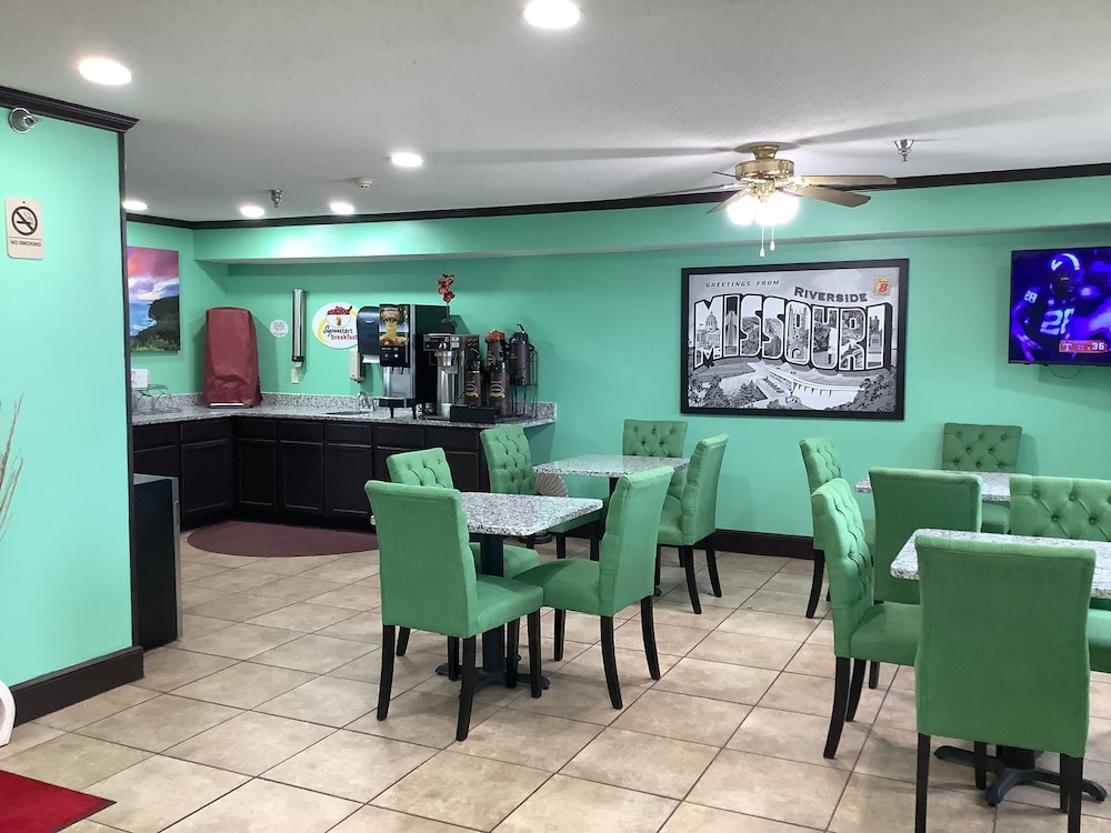 Super 8 by Wyndham Riverside Kansas City - featured photo