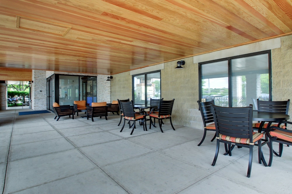 Holiday Inn Express & Suites Aurora Naperville by IHG - photo 38