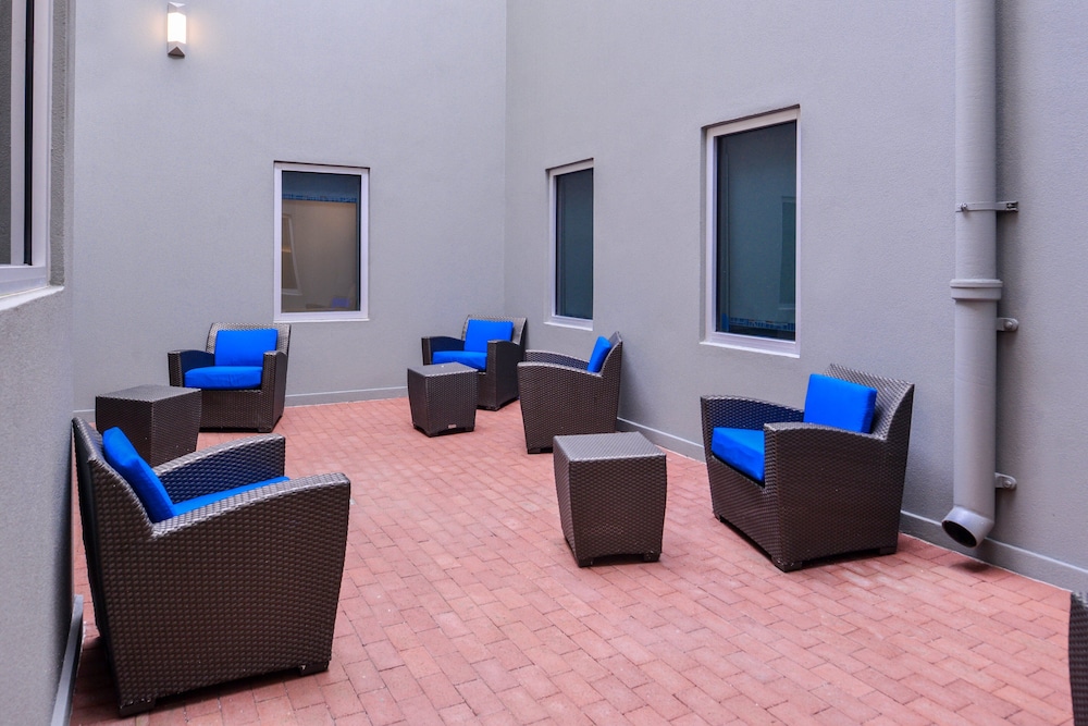 Holiday Inn Express New Orleans Arts District by IHG - photo 32