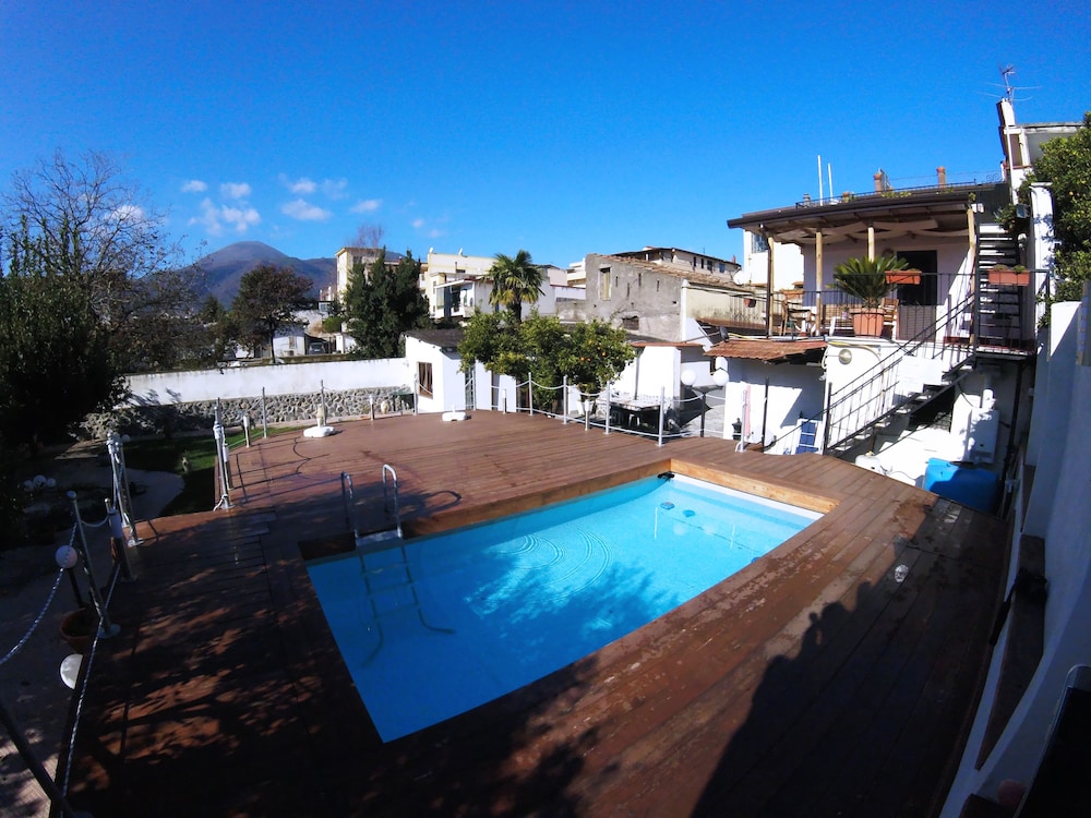 Terrazza sul Vesuvio con piscina — hotel in Terzigno