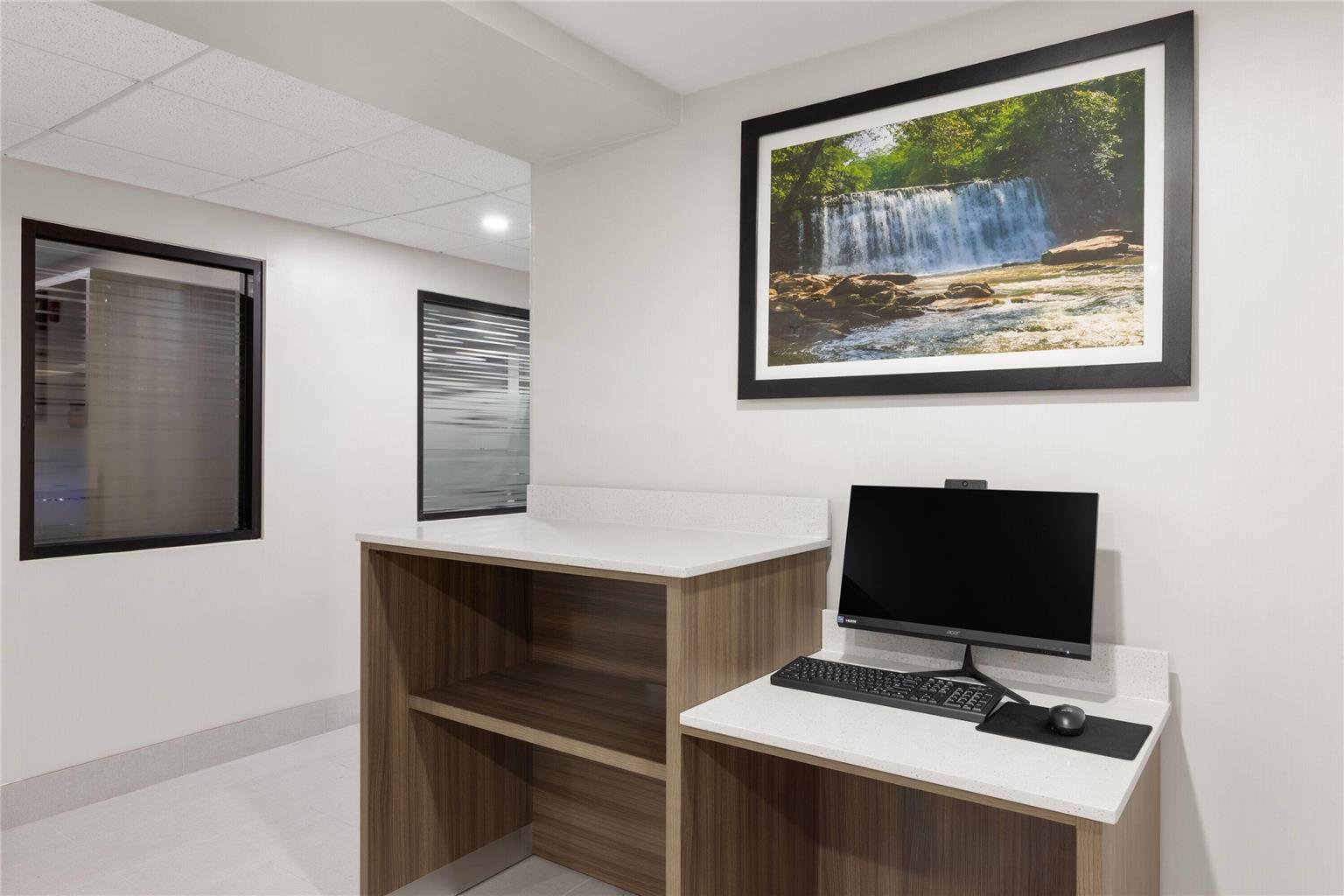 La Quinta Inn & Suites by Wyndham Atlanta Roswell - photo 36