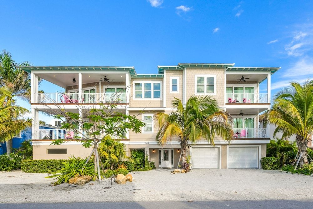 Tropical Hideaway by AMI Locals in Bradenton Beach, United States