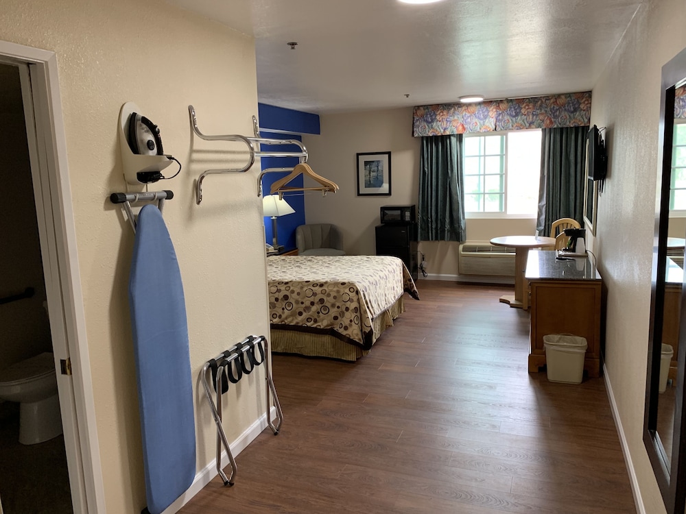 California Inn and Suites Bakersfield - photo 20