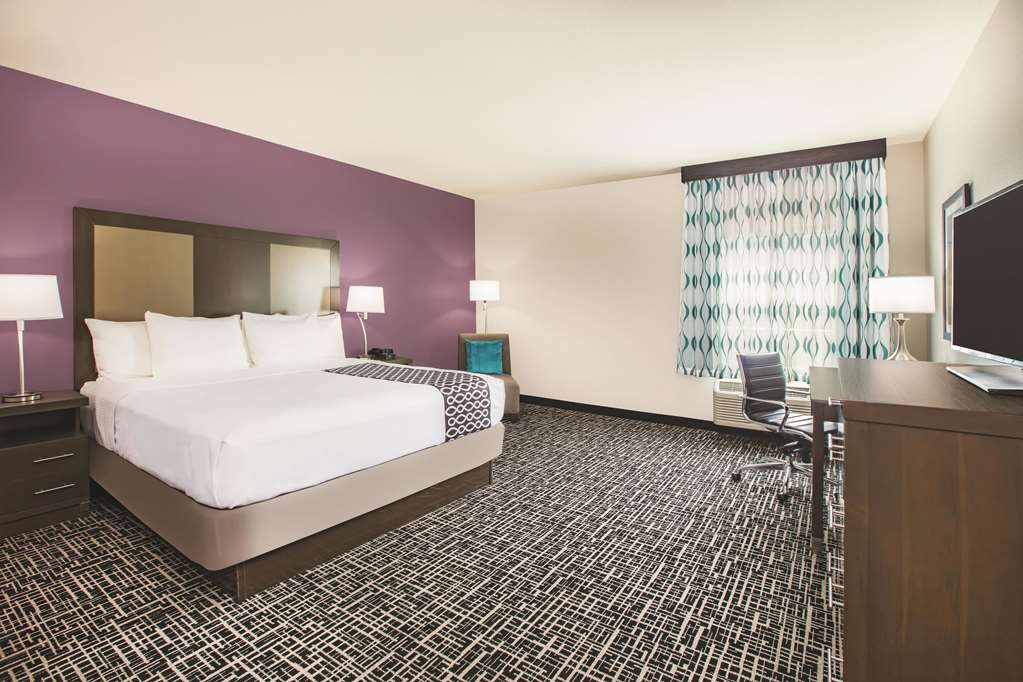 La Quinta Inn & Suites by Wyndham Dallas Plano The Colony - photo 17