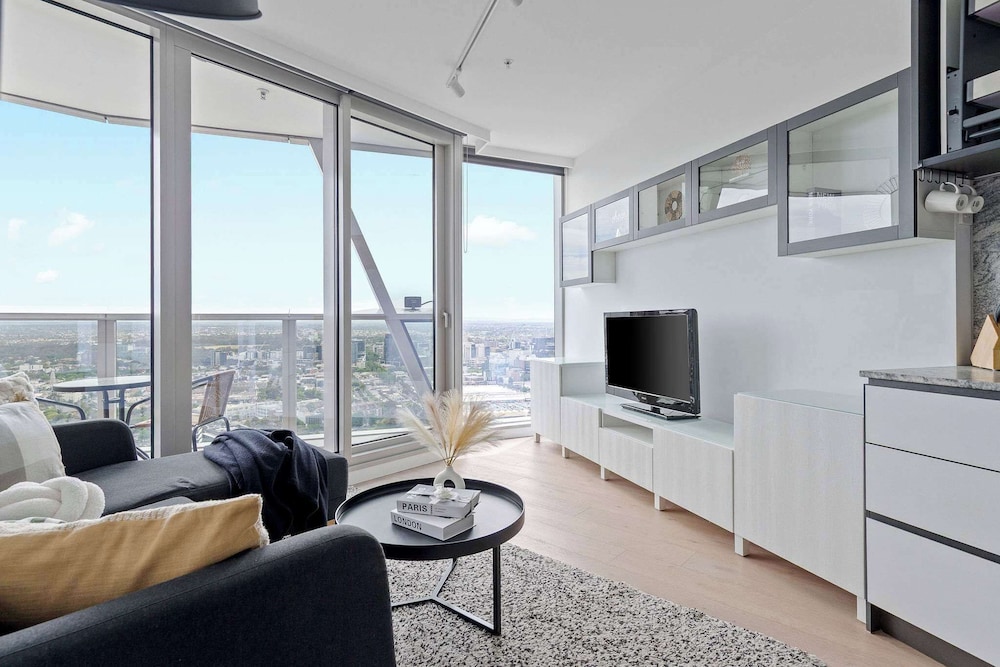 A Spacious & Lux Apt for 5 Next to Southern Cross — 4-Star Luxury Hotel in Melbourne, Australia