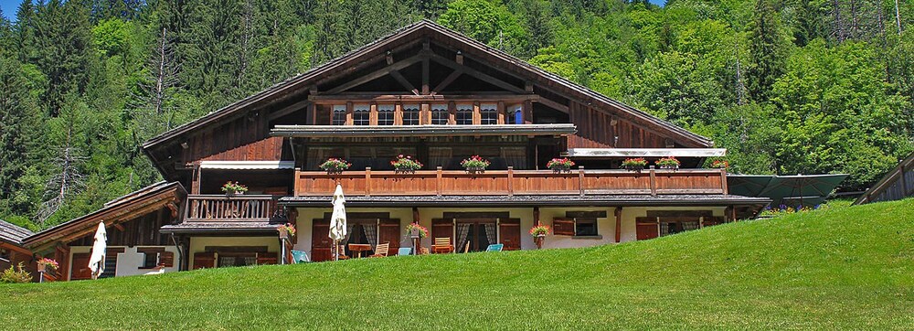 Les Chalets De La Serraz — 4-Star Luxury Hotel in La Clusaz, France