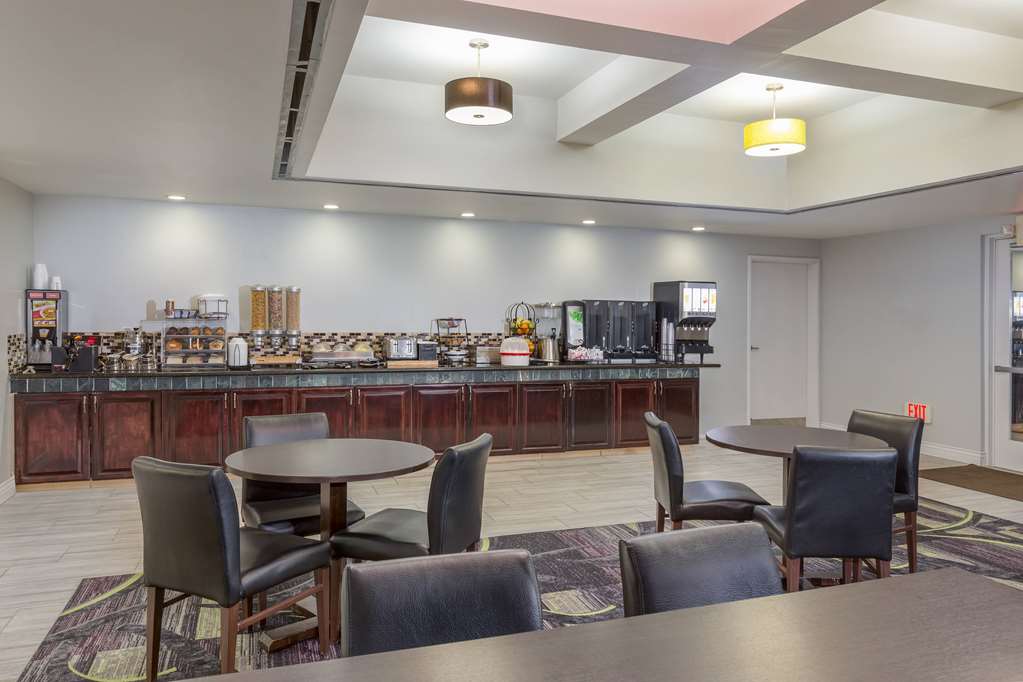 La Quinta Inn & Suites by Wyndham Visalia Sequoia Gateway - photo 14