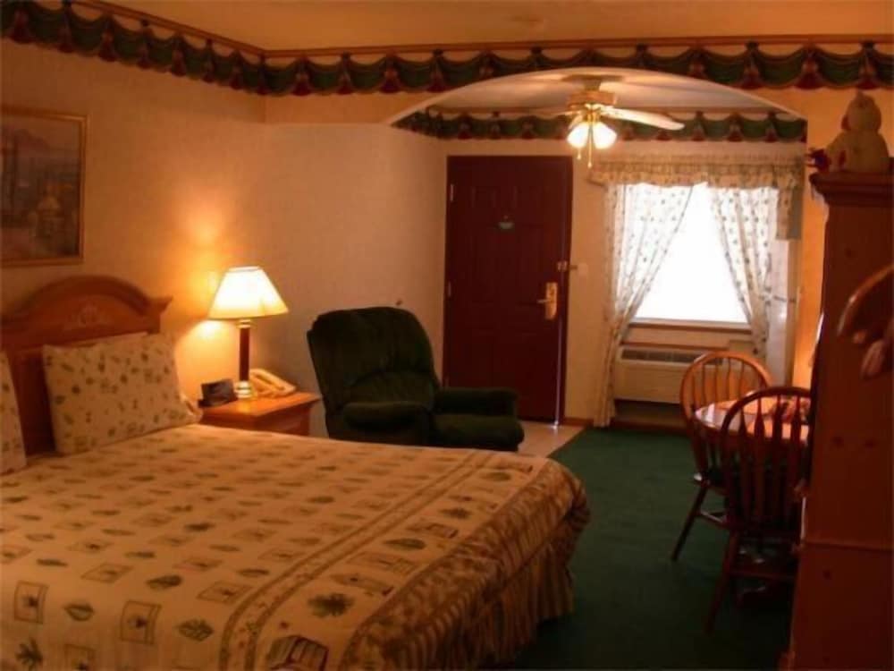 Townhouse Inn & Suites - photo 8