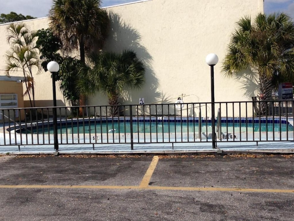 Cadillac Motel - photo 14